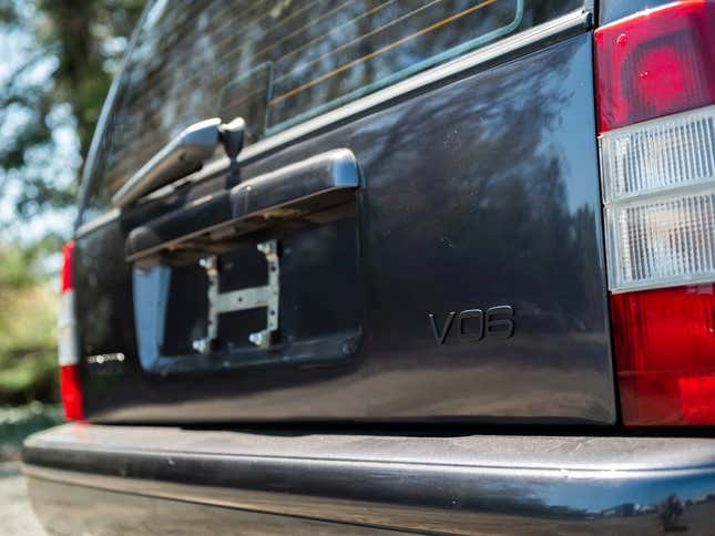 La insignia V06 en la parte trasera del Volvo V90 Volvotte de Paul Newman